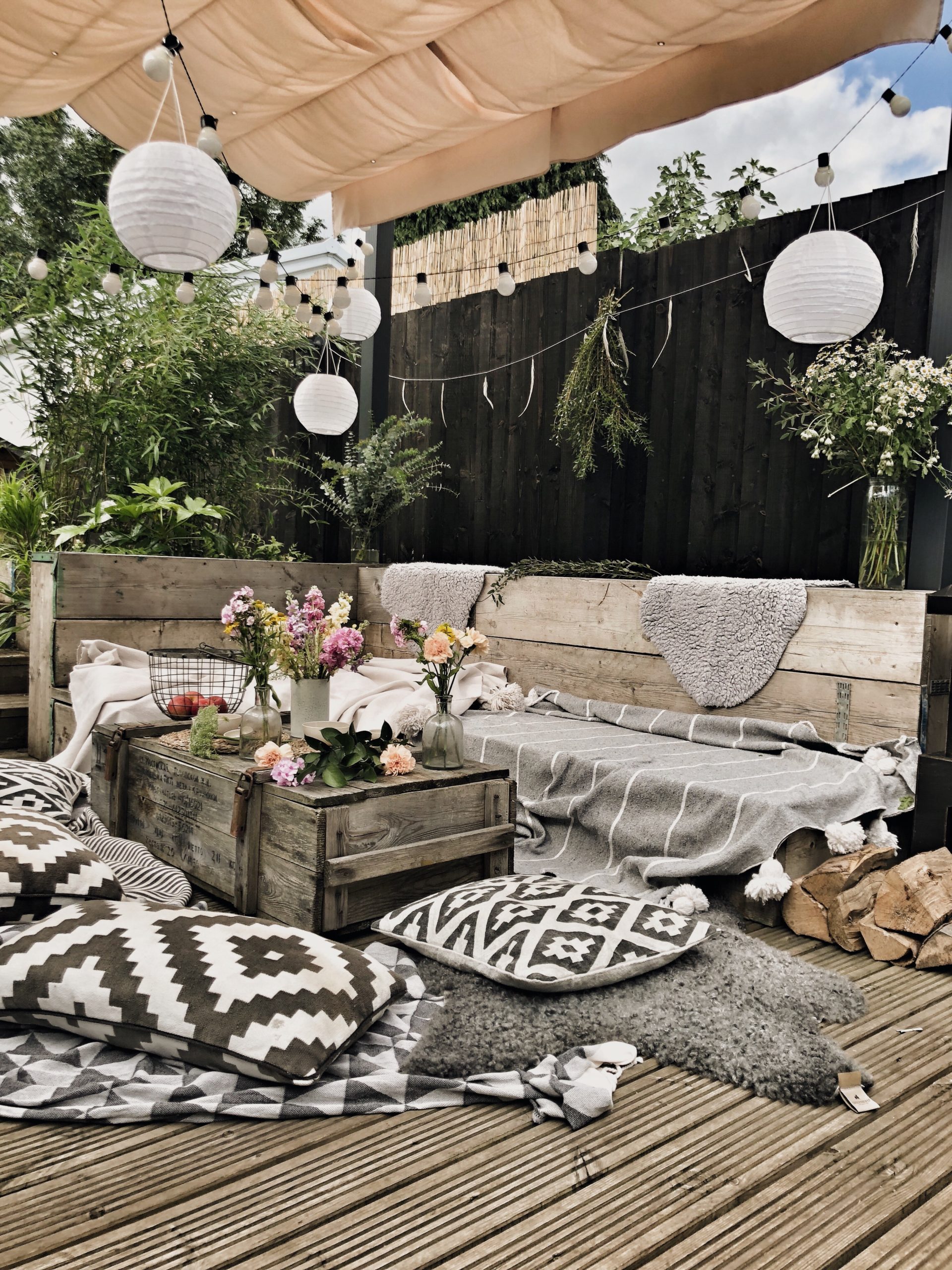 Bringing the indoors outdoors: A Cosy Modern Rustic Garden Design